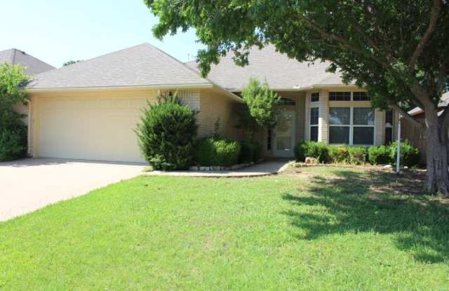 Great West side home located close to shopping, restaurants and FT Sill photos photos