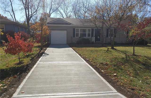 705 Zumwalt Ave - 705 Zumwalt Avenue, Grandview, MO 64030
