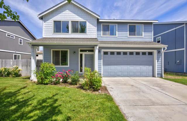 Large 2 Story Home 4 bedrooms, 2.5 baths, living room, large loft family rm, fenced yard & 2 car garage photos photos