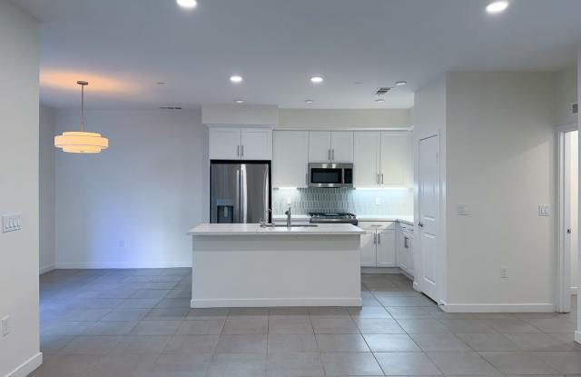 4 Bedroom + 3 Bathroom Townhome | Midtown Ventura | Unfurnished Gallery 4