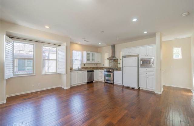 56 Scarlet Bloom photos photos