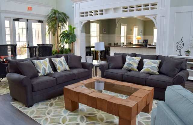 Resort Style Living @ Barrington Park Condos Ground Floor 2/2 Unit Available Now! 1/2 Off May Rent!! photos photos
