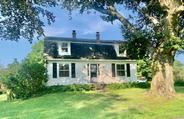 Spacious Renovated Colonial on The Lebanon Green photos photos