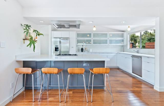 A Fully Furnished Modern Portfolio Home with a Large Backyard Oasis & 3 Comfortable Bedrooms! Gallery 4
