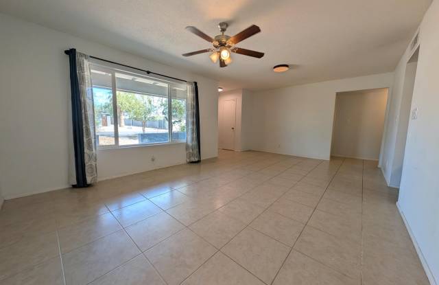 1039 E LARKSPUR Lane Gallery 4