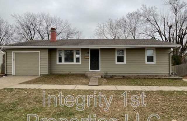 6305 N Highland Ave - 6305 North Highland Avenue, Gladstone, MO 64118