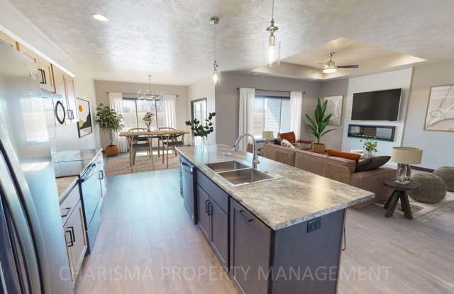 WALK IN AND AMENITY FILLED THREE BEDROOM TOWNHOME! photos photos