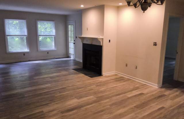 Blackstone 3 Bed 2 Bath Rancher -convenient to Fort Pickett Gallery 3
