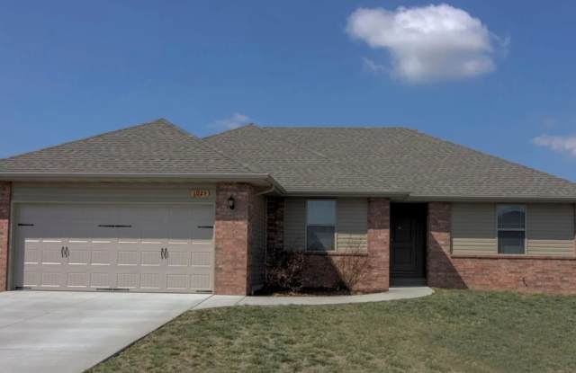 Willard School District - 3 bedroom home with a fenced in yard photos photos