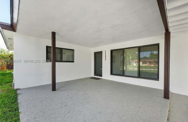 451 SW 38th Ter Gallery 3
