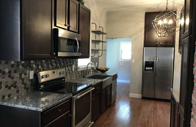 Large Renovated Home Located in the Heart of the Hill! Gallery 1