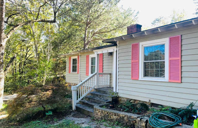 Cute cottage! 3 beds, 2 baths, real hardwood flooring, tile baths, claw foot tub, W/D included, storage building! Gallery 3