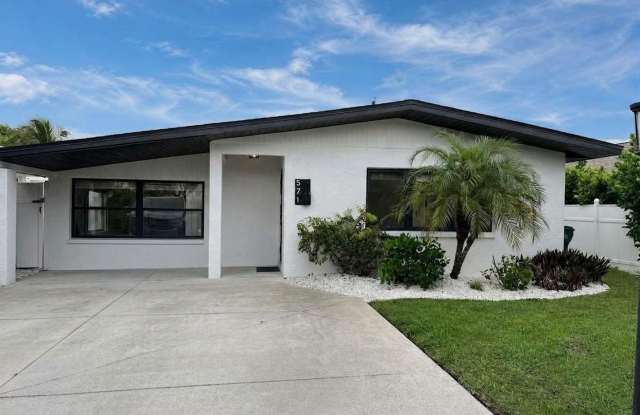 Exceptional Naples Park Single Family home, just minutes to the beach Gallery 1