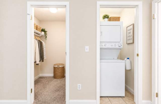 Spacious 2-bedroom 1-bath Apartment w/ Washer & Dryer Included! Gallery 2