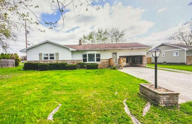 3-Bedroom House w/ Garage and Carport Gallery 1