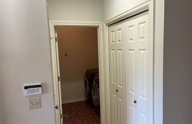 Charming 3 bed 2 bath at 91st and Harvard, close to shopping, creek turnpike, river trails, and Downtown Jenks. Gallery 4