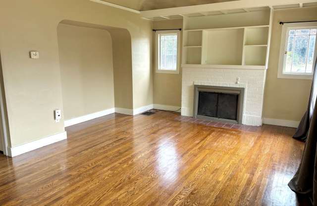 Historic Milwaukie 3 bedroom bungalow with Hardwood and fully fenced yard Gallery 4