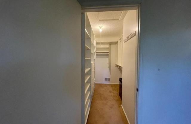 306 Hampshire Court Gallery 4
