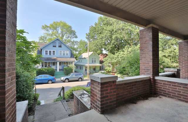 4 Bedroom North Campus Newly Remodeled House with 2 Decks and Patio Gallery 4