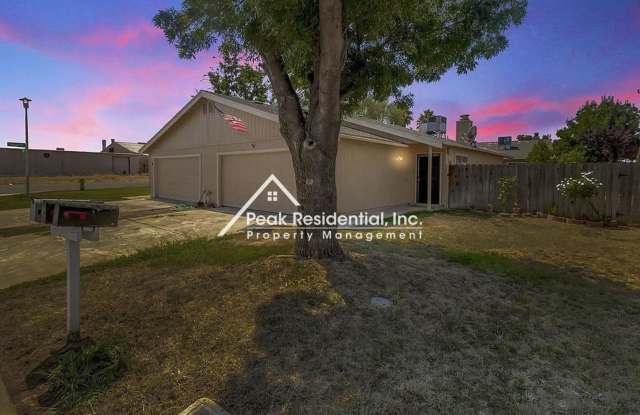 Charming Galt 2bd/2ba Duplex with 2 Car Garage -Newly Updated! - 552 Ron Way, Galt, CA 95632