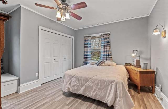 June 2026 ~ Cute 4 bedroom house. Spacious bedrooms. In unit laundry and dishwasher. photos photos