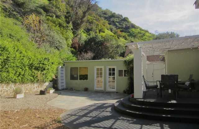 1000 N Beverly Glen Boulevard Gallery 4