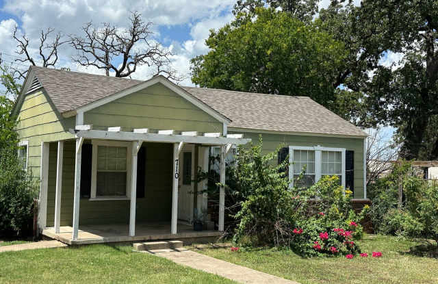 Bryan - 2 bedroom / 1 bath house / back  front yard nice size. photos photos