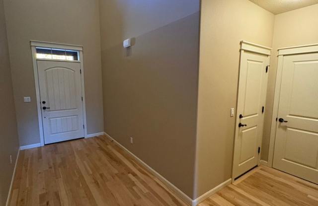 Beautiful 3 Bed/2.5 Bath Townhome in SE Bend Stonegate Community Gallery 3