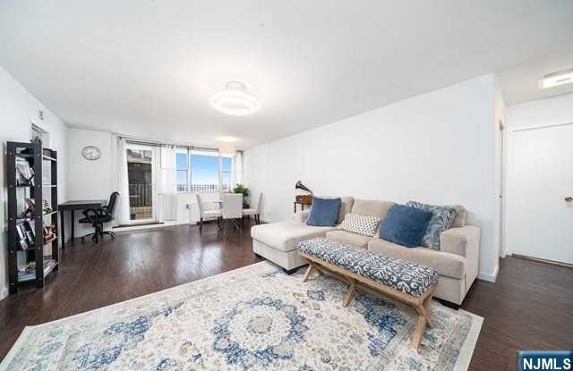 6040 Boulevard East 31 A photos photos