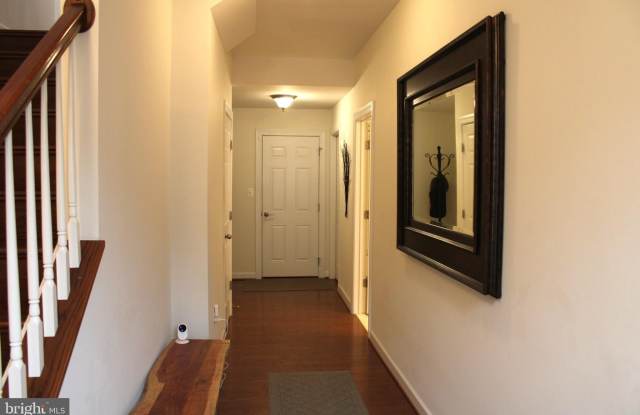 1548 KINNAIRD Terrace NE Gallery 3