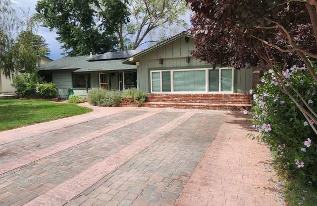 Spacious three bedroom home with solar photos photos