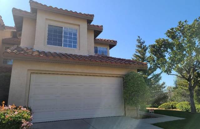 Move right into this lovely 3 bedroom + 3 bathroom, light and bright townhome Gallery 1