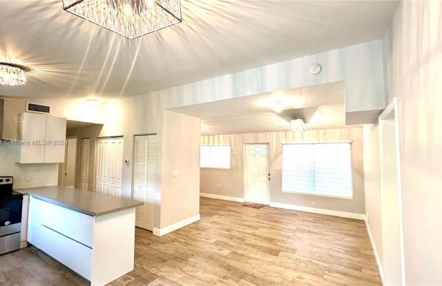 520 SW 22nd Ter - 520 Southwest 22nd Terrace, Fort Lauderdale, FL 33312