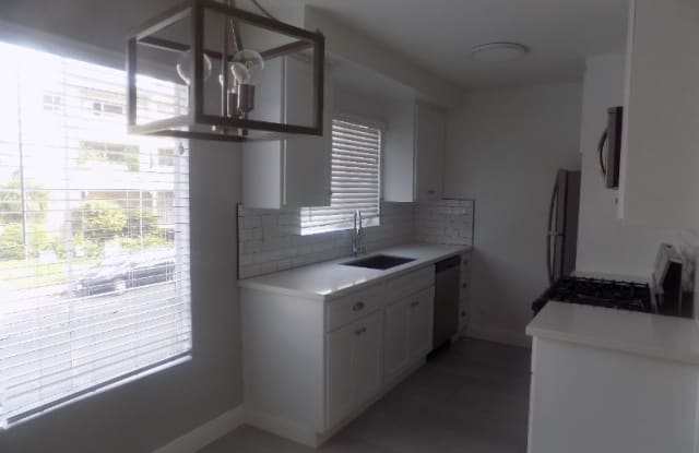 646 S Barrington Ave 104 - 646 South Barrington Avenue, Los Angeles, CA 90049