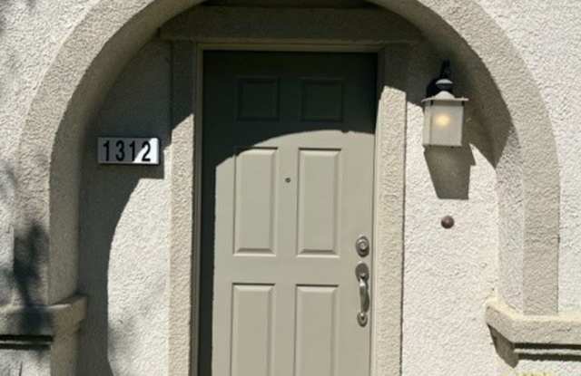 HAMPTON VILLAGE - 2 BR / 2 BA CONDO AVAILABLE NOW! Gallery 3