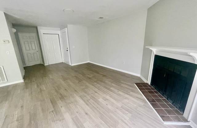 Top-floor 2-bedroom, 2-bath residence in Charlotte Gallery 4