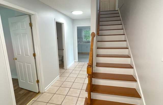 Big 5br house w/ parking & on busline, just south of UNC Hospitals! Gallery 3