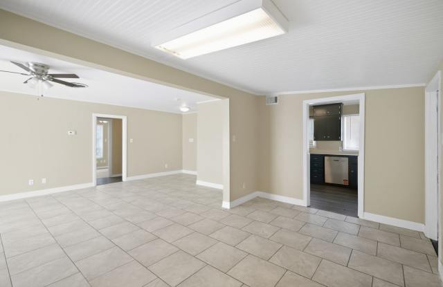 Centrally Located 3-Bedroom Home with Additional Back Apartment Gallery 4