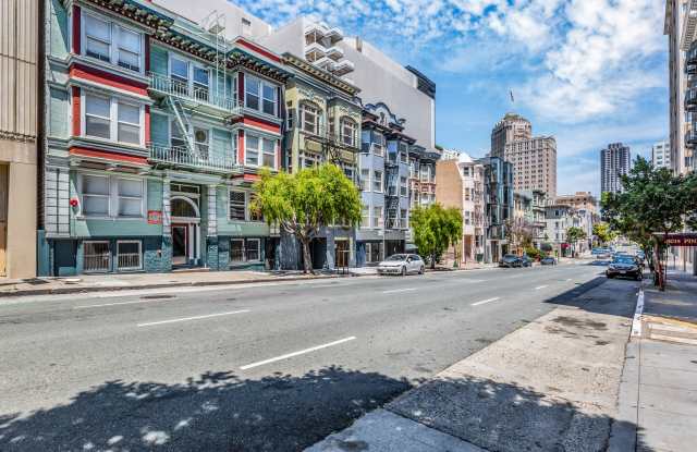 1060 PINE Apartments Gallery 4
