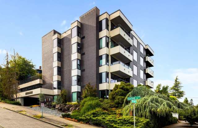 Gorgeous Top Floor Unit in East Queene Ann Neighborhood with Stunning Views of Lake Union! - 1605 5th Avenue North, Seattle, WA 98109