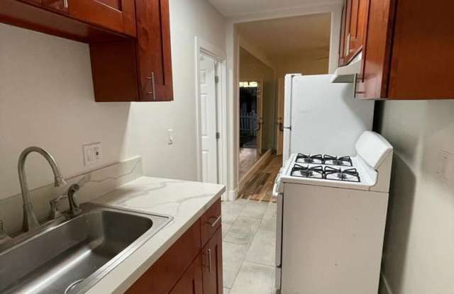 3 BD 1 BA- 1/2 duplex 6 Blocks From Beach Fenced Front & Backyard Gallery 4