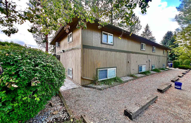 Spacious & Bright 2-Bedroom, 1-Bath upper-level fourplex- Two Weeks Free Rent for a Move In before October 1st! Gallery 1