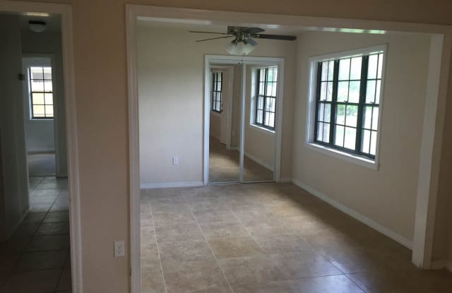 219 S Lakewood Dr. Gallery 4