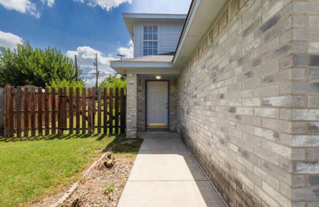 Close to Fort Hood! Town Home featuring 2 Bedrooms, 1.5 Baths, and 1 Car Garage Gallery 3