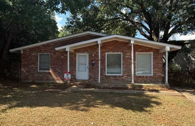 ** 3 bed 1 bath located in Forest Hills ** Call 334-366-9198 to schedule a self showing photos photos
