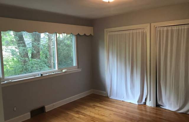Walking distance of downtown, next door to Again St. Park! Gallery 3