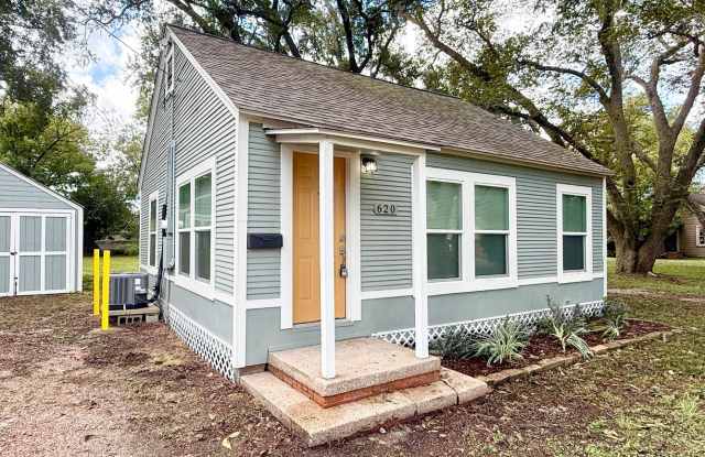 Adorable 2/1/1 Craftsman Cottage ! - 620 East Magnolia Street, Angleton, TX 77515