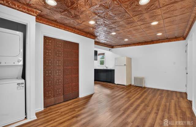 127 S Pine Avenue Gallery 4