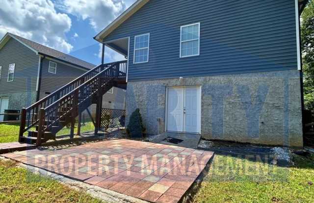 Charming 3 Bedroom, 2 Bath Home with Spacious Yard! Gallery 3
