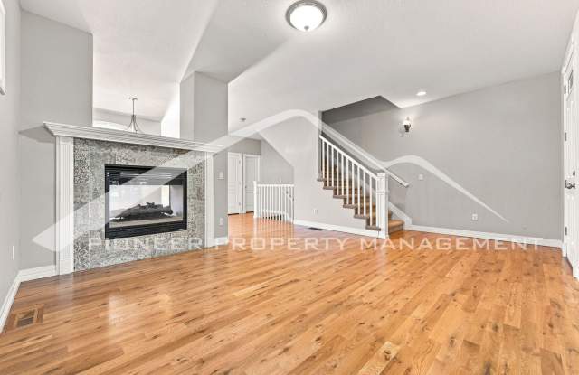 Gorgeous Townhouse with Gas Fireplace and Central AC Gallery 4